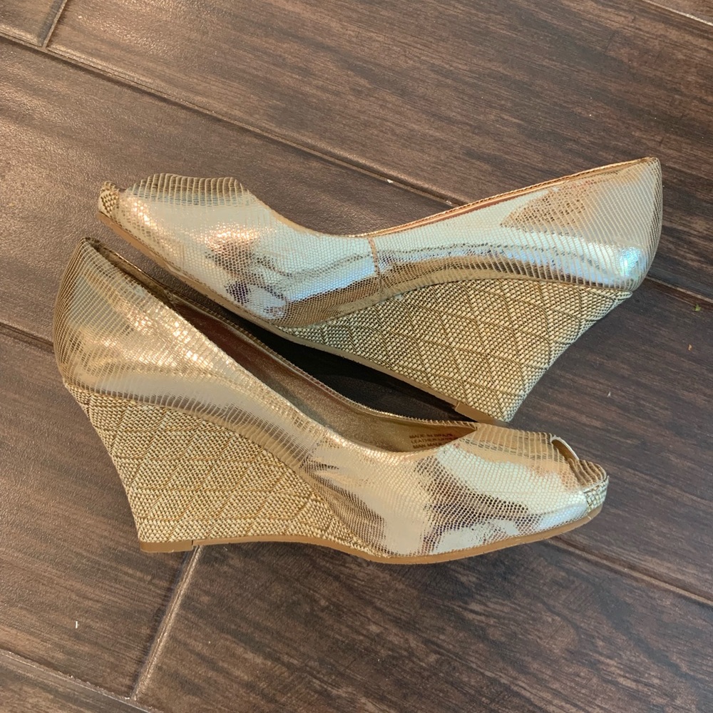 Lily Pulitzer gold metallic peep toe wedge.